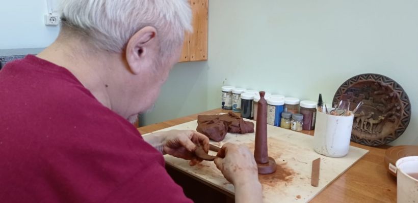 В Якутии бомжи получили уроки по гончарному делу в целях снижения уровня тревожности