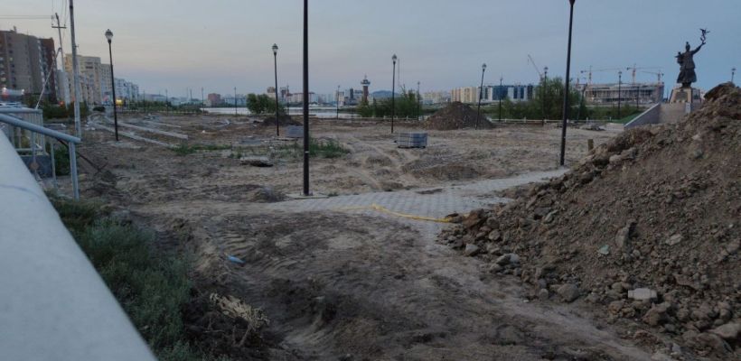 «Где-то здесь есть цветы». Мэрия Якутска потратила 5,5 миллиона на посадку цветов, но их нет в сквере Матери