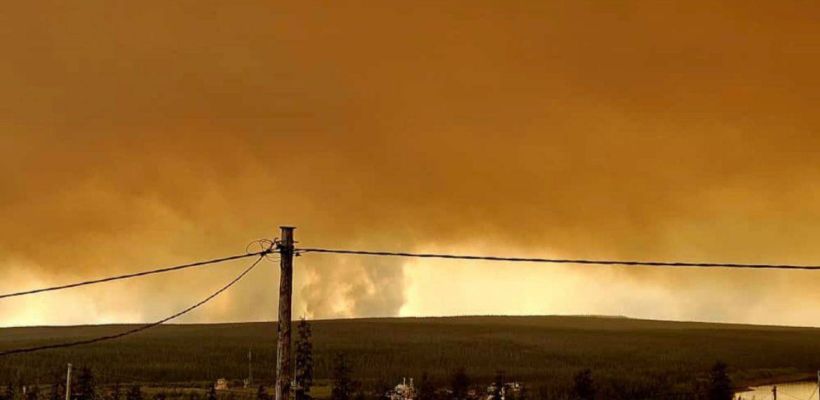 Местные жители сообщают, что огонь дошел до села Кенг-Кюель Абыйского улуса. МЧС опровергает информацию
