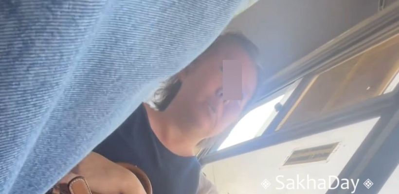 В Якутске неадекватная женщина отпинала и оплевала другую пассажирку автобуса