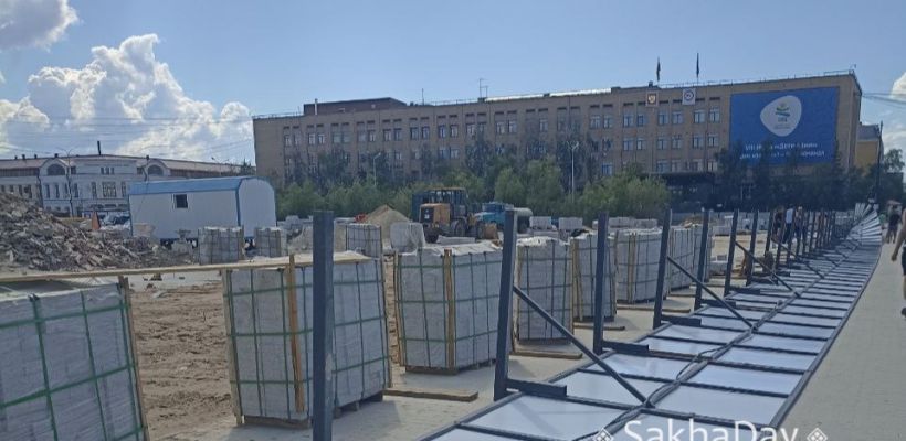 В Якутске забор на площади Ленина рухнул на женщину