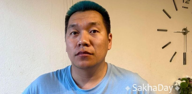 Учитель из Якутии проиграл спор ученику-стобальнику и покрасил волосы в синий: «В следующем году придумаю новый способ мотивировать!»