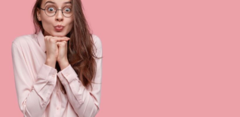 Видео: в Кузбассе ворона-воровка лихо почесалась необычным способом