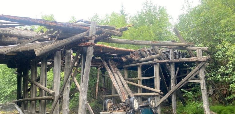В Алданском районе с моста упала машина с людьми, два человека погибли