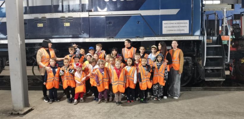 Участники летней площадки побывали с экскурсией в локомотивном депо АО «АК «ЖДЯ»