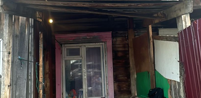 В Якутске многодетная семья военнослужащего живет в разваливающемся доме