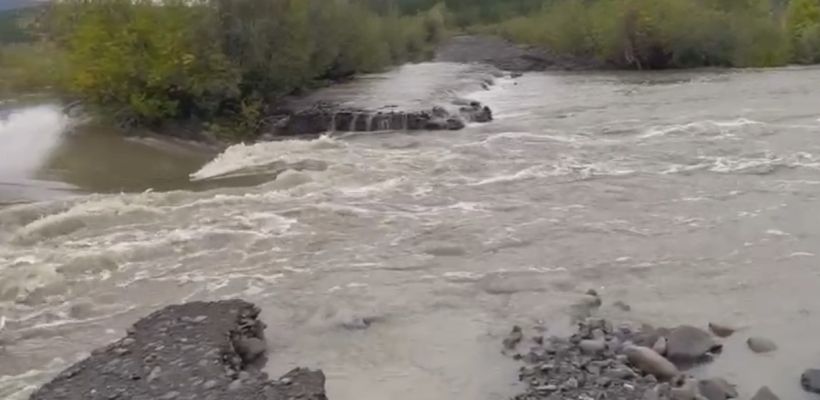 В Якутии 40 человек застряли на АЗС из-за размытой дороги в Оймяконском улусе
