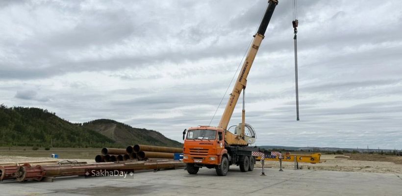 Фотофакт: На площадке строительства моста через Лену началось активное движение