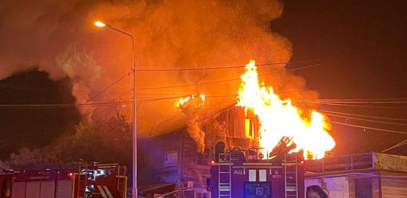 "Бабушка из сгоревшего дома на Пионерской была переселена в начале августа". В пожаре в Якутске никто не пострадал