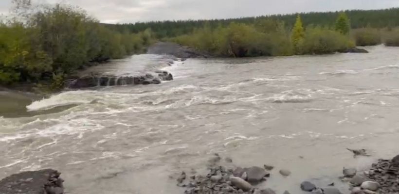 В Оймяконском улусе несколько десятков человек оказались в ловушке из-за разрушения дороги