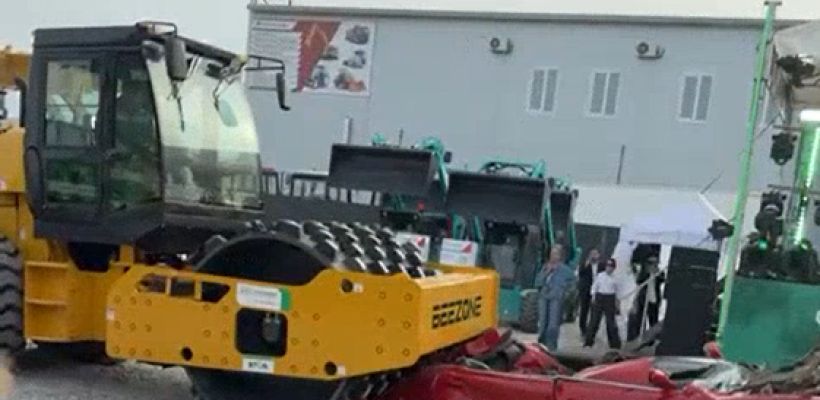 Якутская компания в честь 30-летнего юбилея разломала машину  спецтехникой