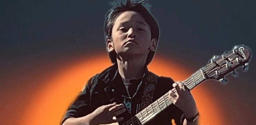 Юный фанат Цоя исполняет его песни на гитаре: «Когда вырасту, хочу стать музыкантом»