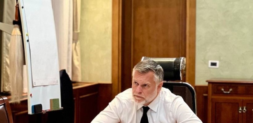 В Якутии премьер-министру исполнилось 50 лет. Подчиненный наградил его знаком «Отличник инноваций РС(Я)»