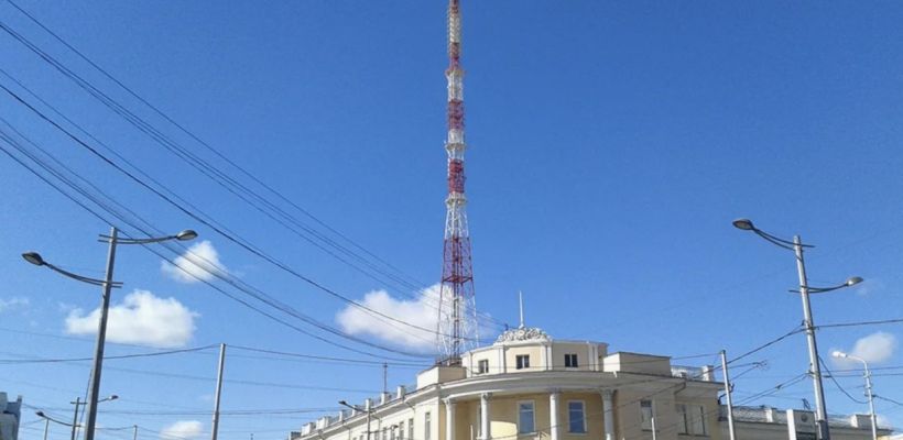 Автомобилистам Якутска посоветовали парковаться подальше от телебашни. Ее начали красить