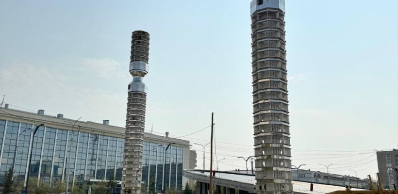 «Сэргэ из Нижнего мира». В Якутске возник спор вокруг коновязей на площади Ленина