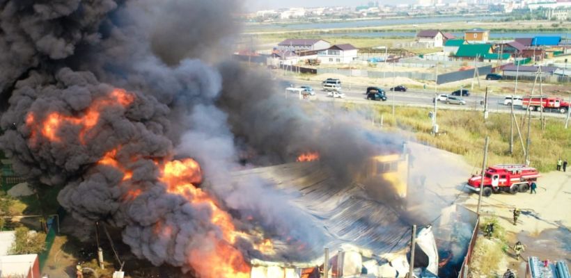 В МЧС назвали вероятную причину крупного пожара в Якутске