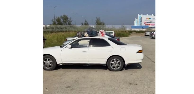 В Якутске горожане водрузили  пакеты с мусором на автомобиль, загородивший путь к бакам (видео)