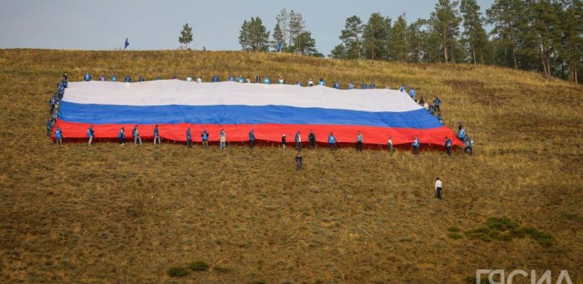 В Якутии развернули самый большой триколор на Дальнем Востоке