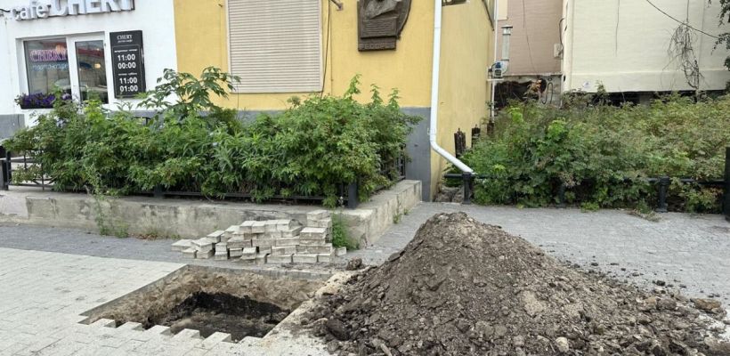 Обнаружился заказчик установки рекламных конструкций на проспекте Ленина, из-за которых раскопали ямы