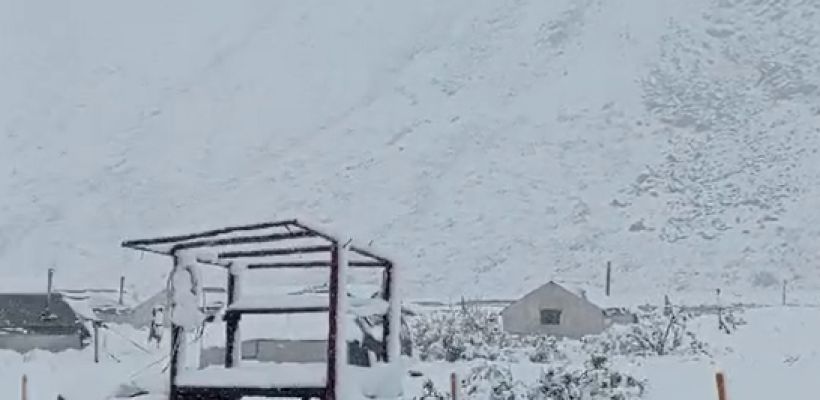 В Якутии выпал снег в селе Сасыр Момского улуса