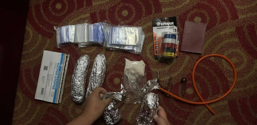 Остановились в гостинице и фасовали наркотики. В Якутске задержали двух наркокурьеров, прибывших с Камчатки