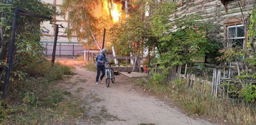 Житель Якутска сфотографировал подозрительного человека, выходящего из горящего дома