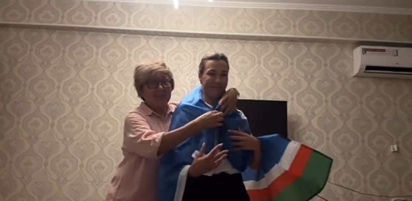 Марафонке Сардане Трофимовой перед вылетом в Париж мама передала флаг Якутии