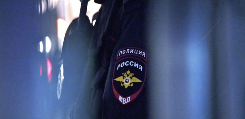 В Кобяйском улусе разыскивают мужчину, ранившего двух местных жителей. Он совершил разбойное нападение