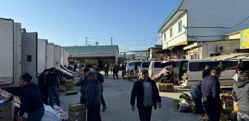 В Якутске полиция проверила торговые ряды на улице Труда и не нашла нарушителей