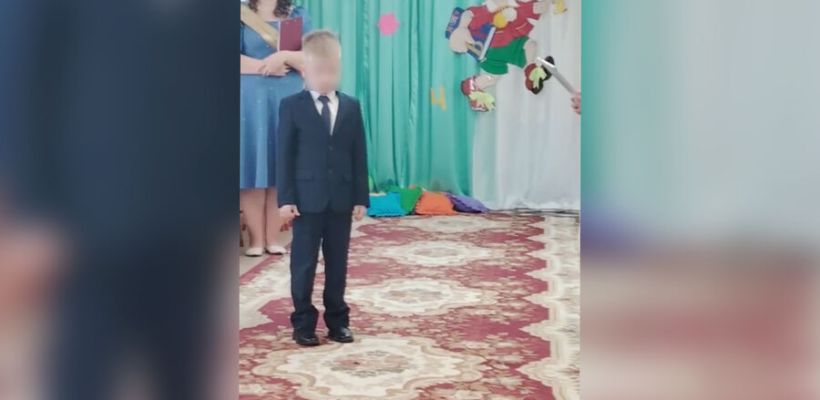 В Якутии воспитатели наказали ребенка из-за жалоб его матери и провели для него отдельный выпускной