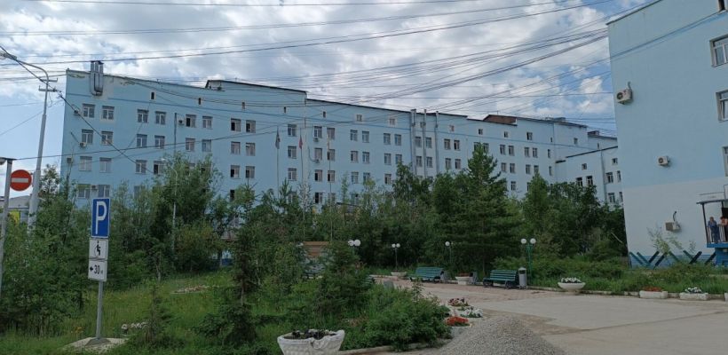 Мужчина серьезно пострадал, упав с балкона четвертого этажа в Якутске