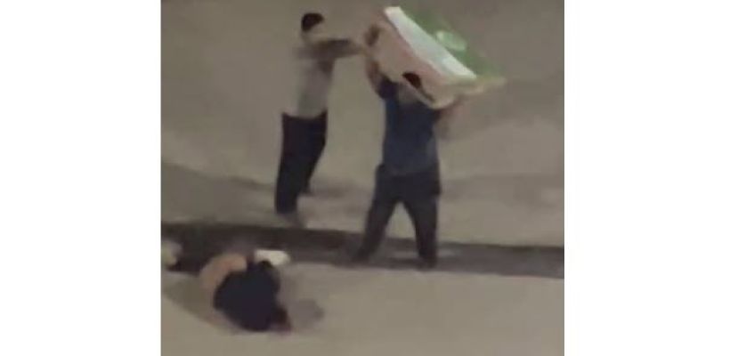 В центре Якутска мужчину избили рекламным щитом