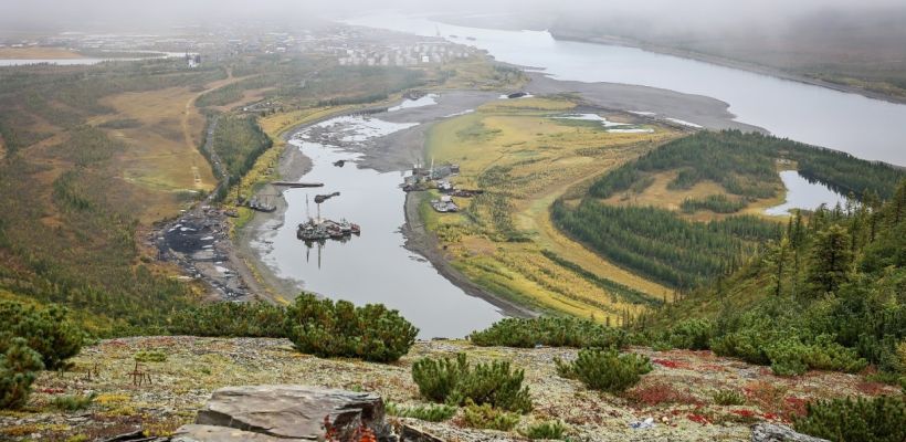 Источник: в Усть-Янском улусе перевернулась лодка с работниками компании, связанной со строительством атомной станции. Пропали три человека