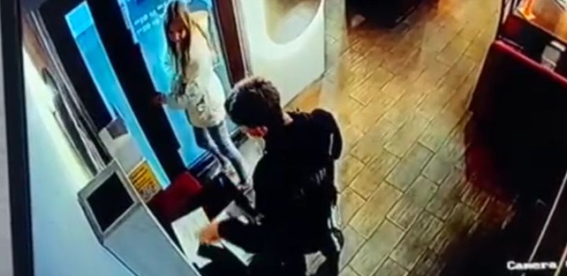 В Якутске молодая пара украла телефон из бара «Шашлыкоff» за считанные секунды