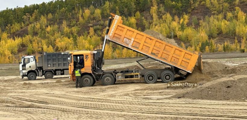 Фотофакт: Что происходит на площадке Ленского моста?