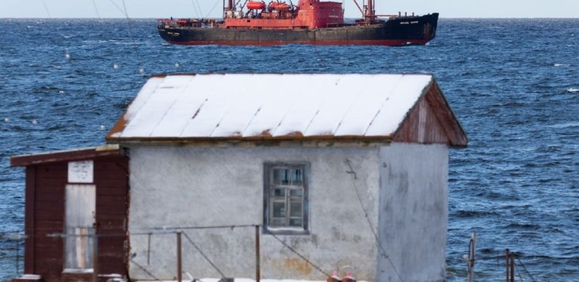 В Булунском улусе решают вопрос об эвакуации двух пострадавших при пожаре на полярной станции. Они находятся на острове вторую неделю