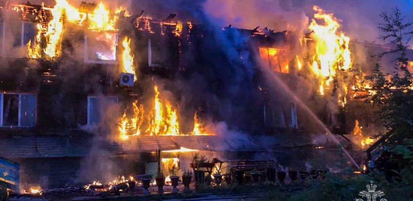 «Тела нашли в коридоре». Источник рассказал о пожаре с двумя жертвами в Якутске