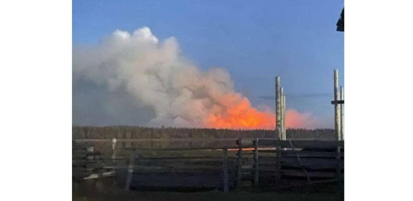 «Как бы не потребовалась эвакуация». Селу Оргет Верхневилюйского улуса вновь угрожает лесной пожар — он находится в нескольких километрах