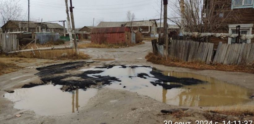 «Сбросили, чтобы не везти с собой». Глава Строительного округа прокомментировал видео со свежим асфальтом в 17-м квартале