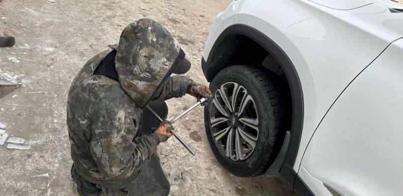 Надо «переобуть» автомобиль к зиме. Сейчас самое время? А может, подождать снега? Отвечают специалисты шиномонтажа