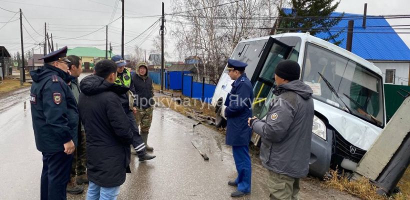 В Нюрбинском районе в ДТП с автобусом пострадали два человека. По неизвестной причине водитель съехал в кювет на скорости 20 км/ч