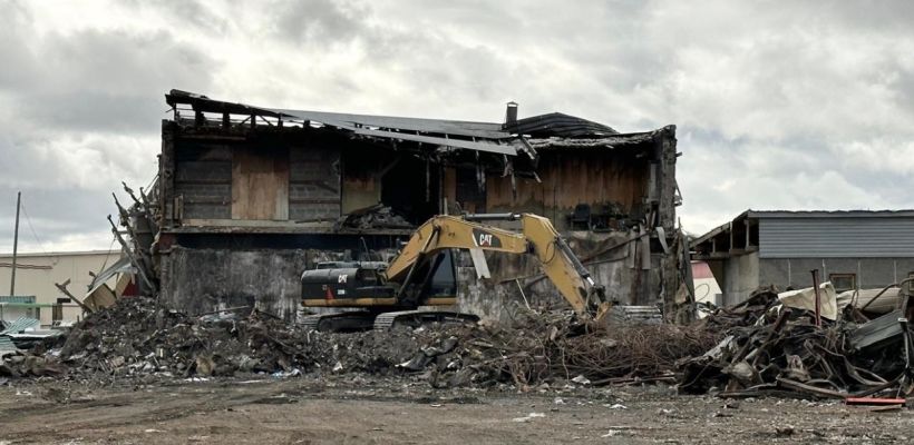 Фотофакт: В Якутске сносят склад торгового дома "Алмаз"