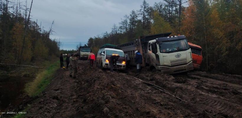 Автодорога «Колыма» в заречных улусах Якутии утонула в грязи. Дорожники заявили, что во всем виноваты большегрузы — они разрушают земляное полотно