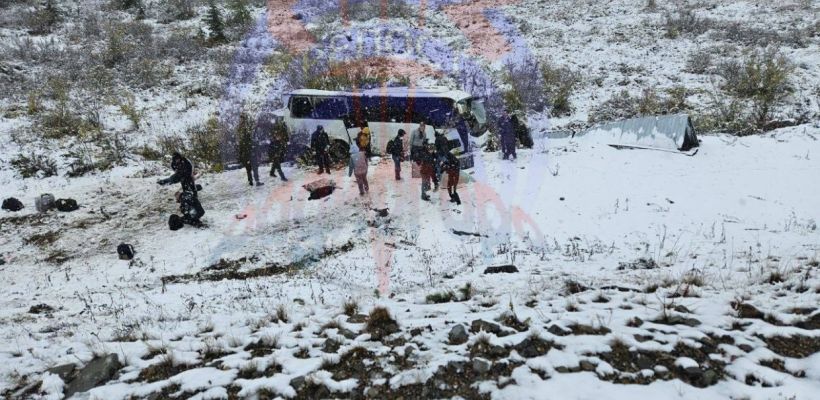 Три человека погибли в результате ДТП в Алданском районе. Автобус, в котором они находились, упал с 15 метров