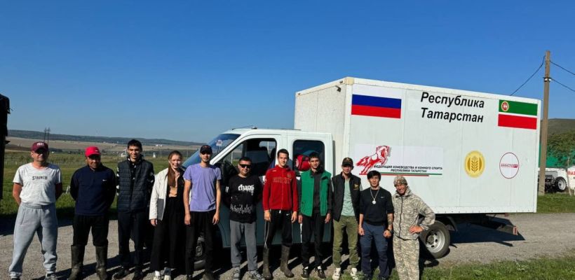 Дугуйдан Винокуров участвует в соревновании для конных всадников вместе с татарами