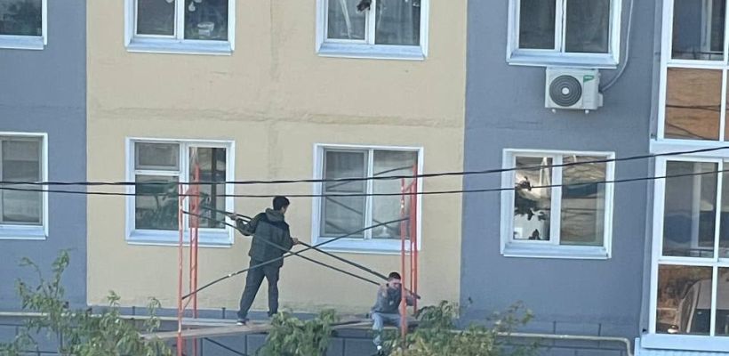 Видеофакт: В Якутске неравнодушные люди спасли кота, застрявшего в стеклопакете