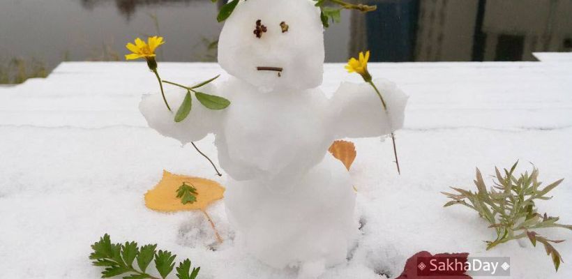 Фотофакт: В Якутске - первый снег, люди лепят снеговиков