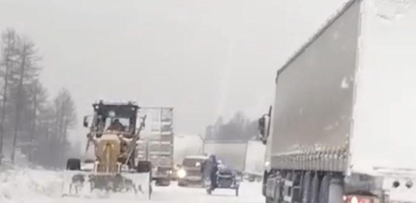 «Резина лысая, сами — в шортах и шлепках». Опытный дальнобойщик считает, что пробку на автодороге «Лена» создали водители с западных регионов