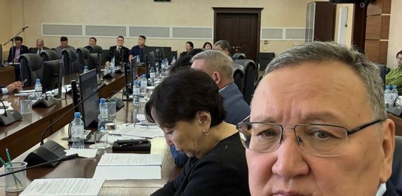 "Все больше горожан довольны жизнью в Якутске", - к такому выводу пришел депутат Виктор Федоров после доклада мэра столицы