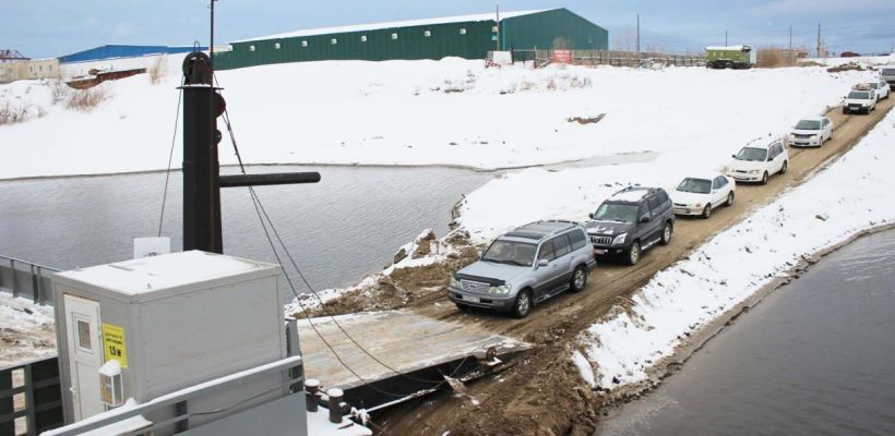 Повышение тарифов на паромную переправу через Лену: легковушкам цены поднимут на 150 рублей, груженым фурам — на 44 700 рублей